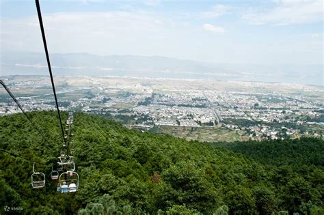 大理怎麼到蒼山？蒼山與大理之間的距離雖不算太遠，卻蘊含著無數故事與詩意。大理，作為雲南的一顆璀璨明珠，其風景如畫，而蒼山，則是這份風景中的靈魂所在。蒼山，又名雲南之脊，是滇西高原上的一座大山，它不僅僅是一道壯麗的自然景觀，更是一個充滿歷史文化的故事寶庫。